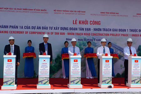 Khởi công đoạn đầu tiên đường Vành đai 3, TP.HCM, tạo động lực tăng trưởng mới 7 Lãnh đạo Bộ GTVT, tỉnh Đồng Nai và TP.HCM nhấn nút khởi công dự án - Ảnh: Lê Quân