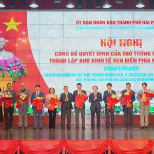 Lanh o Thanh ph Hi Phong a trao chng nhn ng k u t cho 5 d an u t trong nc DI va 6 d an u t nc ngoai FDI