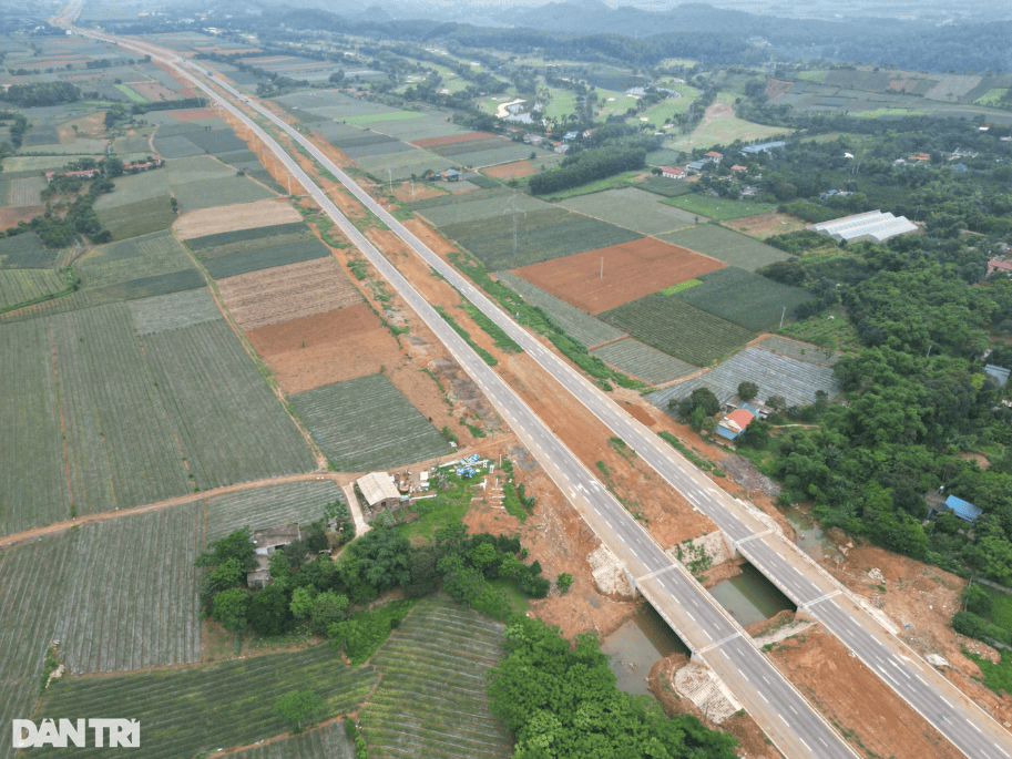 Đại lộ Hoa Lư 2.000 tỷ đồng được ví đẹp như "cao tốc" tại Ninh Bình 7 đại lộ hoa lư ninh bình
