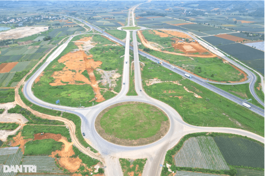 Đại lộ Hoa Lư 2.000 tỷ đồng được ví đẹp như "cao tốc" tại Ninh Bình 8 đại lộ hoa lư ninh bình